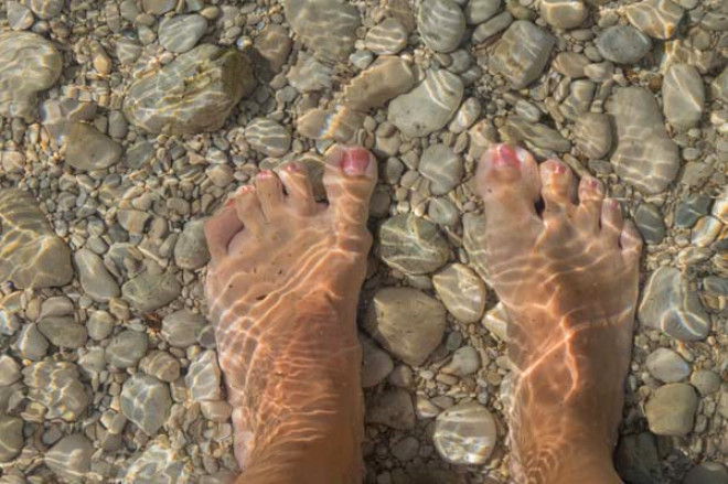  Tuz cildinizi kurutacandan sadece ayaklarnz tuzlu su ile ykayabilirsiniz. Tuzlu su ayaklarnzn nemini azaltacandan kokmasn da nler.
