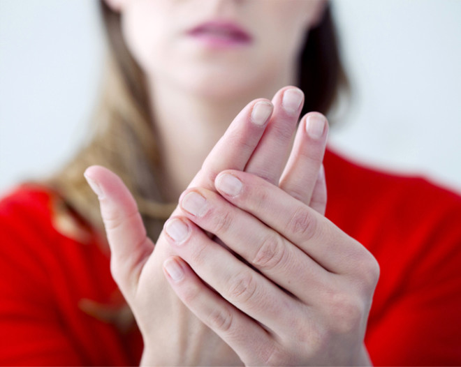 


Vcudumuz ilk olarak hayati nem tayan organlara scaklk gnderir. Bu durumda parmaklar biraz souk kalr. Ancak farkl bir takm salk sorunlar parmaklarnzn srekli souk kalmasna neden olabilir. te souk parmaklarn nedenleri



