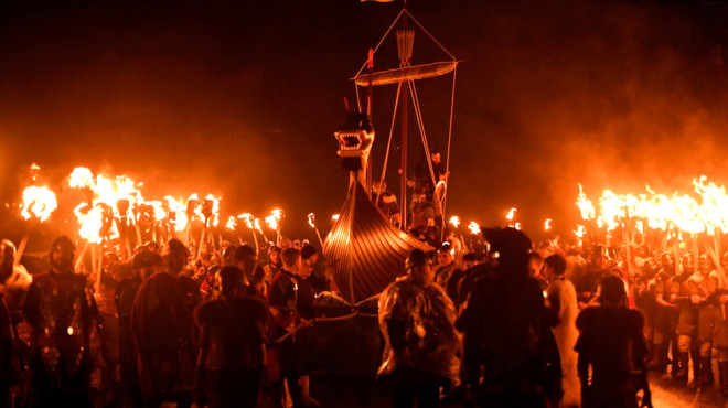 Festivale katlan binlerce skoyal erkek, tm gece boyunca ellerinde mealelerle, Viking atalarna sayglarn sunuyorlar.