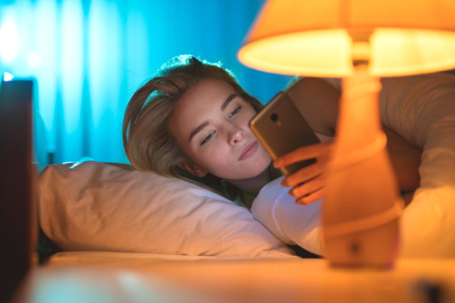 Karanlkta uyumay seviyorsanz sorun yok ama  tercih edenlerdenseniz uyku kaliteniz dyor.

