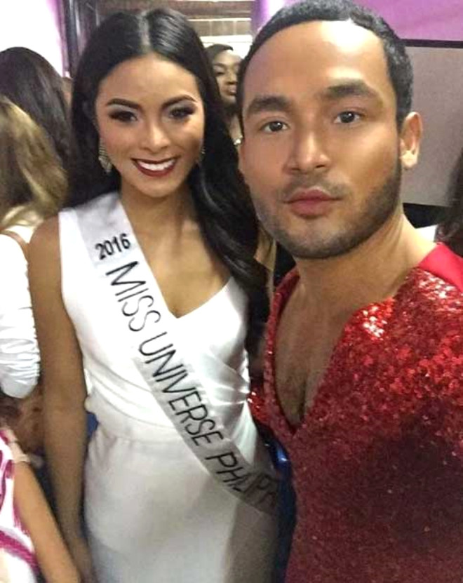 Komedyen Sinon Loresca, topuklu ayakkablaryla ou kadna ta karr ekilde yrd bu videoyu aslnda 2016 Miss Universe gzellik yarmasnn Filipinli aday Maxine Medina