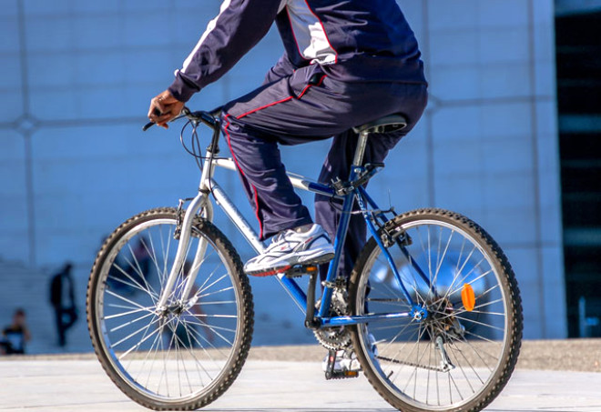 
Uzun sre pedal evirmek de cinsel organa giden sinir ve damarlarn uzun sre bask altnda kalmasna neden olarak remeyi olumsuz etkiler. Dzenli ve uzun sren bisiklet egzersizi yapan erkeklerde ereksiyon problemleri sktr. Bu nedenle bisiklet selesinin yumuak olmas tercih edilmelidir. Ayrca ayakta pedal evirme olumsuz etkileri ortadan kaldrmaktadr.
 



 
