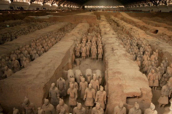 Binlerce toprak asker mparator Qin Shi Huang mezarnn zerinde beki olarak duruyor. M 210 tarihinde yaplm olan heykeller, 1974