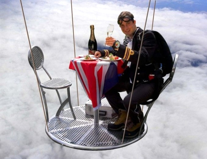 Krd rekorlar arasndaki en tuhaflarndan biri; 7600 metre ykseklikte bir hava balonunda resmi akam yemei yemek :)
