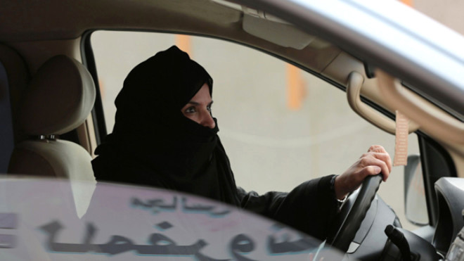 Suudi Arabistanl kadnlarn araba kullanmalar yasakken, eylemlerden sonra kstl olarak kullanmalar serbest oldu. Suudi Arabistan, eylemlerden nce araba kullanmann yasak olduu tek lkeydi. Yasan sebebi olarak; batl ak yaam tarzna, geleneksel deerlerin erozyonuna yol aabilecei inanc gsteriliyordu.
