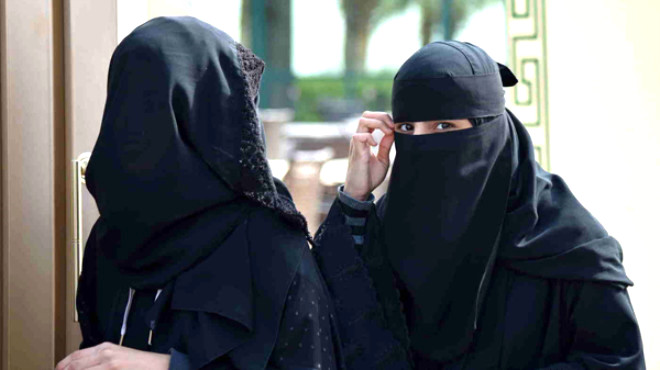 Suudi Arabistanl kadn ve kzlar yabanclar da dahil siyah araf giyinmek zorundalar. Giysileri ya araf ya da abiye olacak. Balar kapal olup, ayaklar grnmemek zorunda. Bu arada erkeklerin dikkatini ekmemek iin renkli araf giymeleri de yasak!
