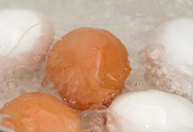 

Yumurtay kaynattnz su ierisinde yumurtann kendisinde bulunan kalsiyumdan daha fazla kalsiyum ierdii syleniyor. Bu nedenle kemik erimesi ve kemik ars gibi rahatszlklara iyi geldii biliniyor.
