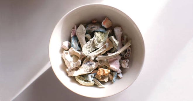 
Justin Crowe isimli sanat 200 kiinin kemik paralarn toz ve ardndan kil haline getirerek yemek takm tasarlad.
 



 
