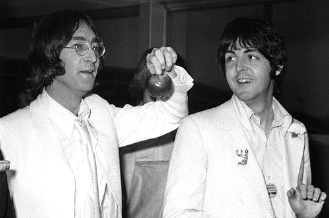 1968 ylnda John Lennon, yksek dozda LSD ald ve The Beatles yelerini acil toplantya ard. Onlara, Hz. sa
