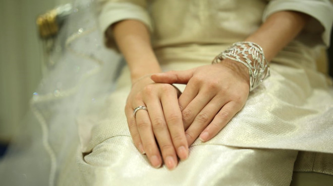 Zarif bir beyaz gelinlik giyen prensesin grkemli mcevherleri ve evlilik yz dikkat ekti. Geleneklere uygun olarak, geline 22.50 ringgit ( yaklak 5 dolar) deerinde bir eyiz sand sunuldu.
