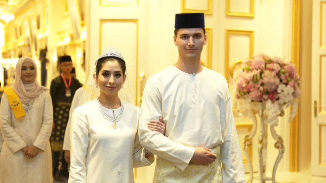 31 yandaki Melazyal prenses Tunku Tun Emine skenderiye, Pazartesi gn yaplan iki ayr trenle 28 yandaki eski model Dennis Muhammed Abdullah