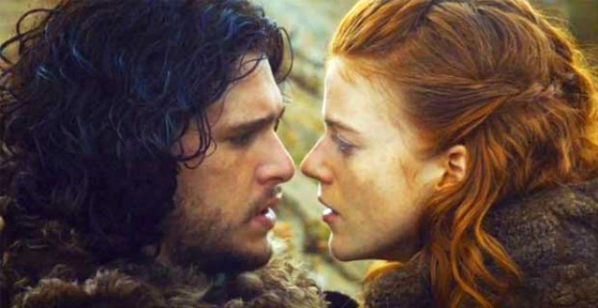 Game of Thrones dizisinin setinde tanan ve 5 yldr birlikte olan ift, ailelerine ve yakn arkada evresine kendi aralarnda nianlandklarn ve yaknda evleneceklerini sylemilerdi. 
