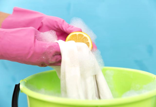 

Beyaz amarlarnz karbonat ve limon suyu karmna yatrarak daha da beyazlatabilirsiniz. amarlarnz bu ilemden sonra makinede ykayabilirsiniz.
