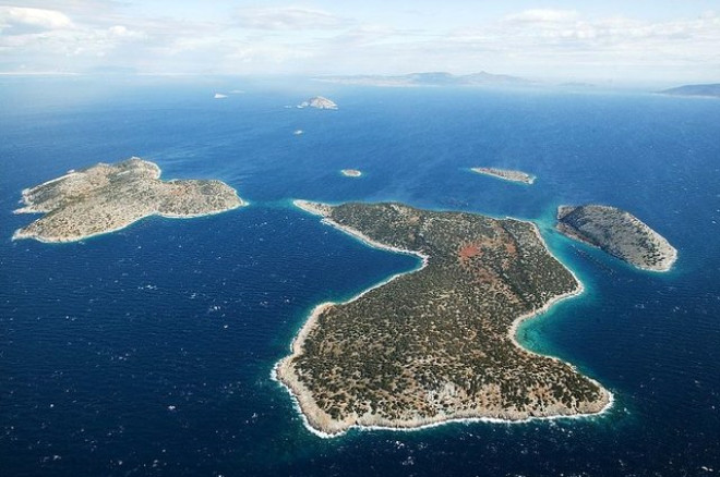 Atinadan deniz taksi ile 45 dakika mesafede olan bakir ada Agios Thomas, Yunanistann Saronic krfezinde yer alyor. 
