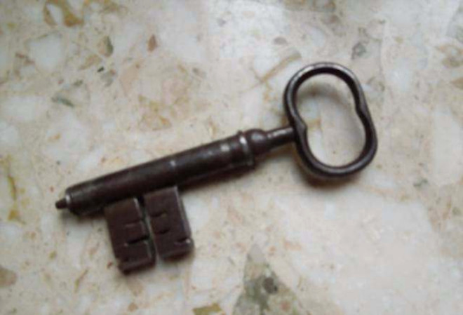 Teyzesinden kalan evi gezen adam pasl sanda uyumlu bir anahtar buldu.
