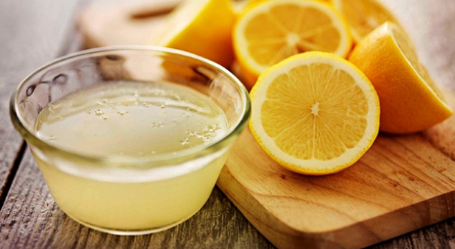  

Limon, baklk kazandran C vitamini iin mkemmel bir kaynak. Burun tkanklklaryla urayorsanz sinslerinizi temizlemenize yardmc olmas iin bir bardak scak suya limon ekleyerek iebilirsiniz.
