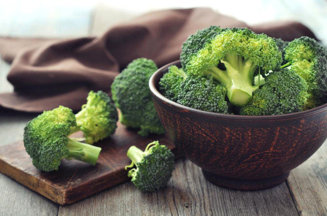 Brokoli, Brksel lahanas ve karalahana gibi turpgiller familyasna ait besinlerini tketmek yksek antioksidan iermeleri ve eitli dier faydalar sebebiyle tavsiye edilir. Fakat kalp rahatszlnz ya da tiroidiniz varsa bu gdalar dikkatli tketmek istemeyebilirsiniz. nk turpgiller familyasnda yksek miktarda kan phtlaan K vitamini ve hormonlarn almasn yavalatan guatrojenik maddeler bulunur.
