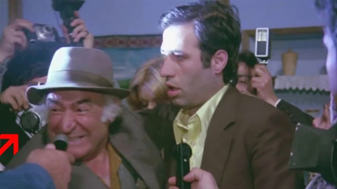 Usta oyuncu Kemal Sunal, aban rolnde babasyla konuurken arkada fotoraf eken bykl gazeteci fotoraf makinesinin lens koruma kapan karmadan fotoraf ekmektedir. 
