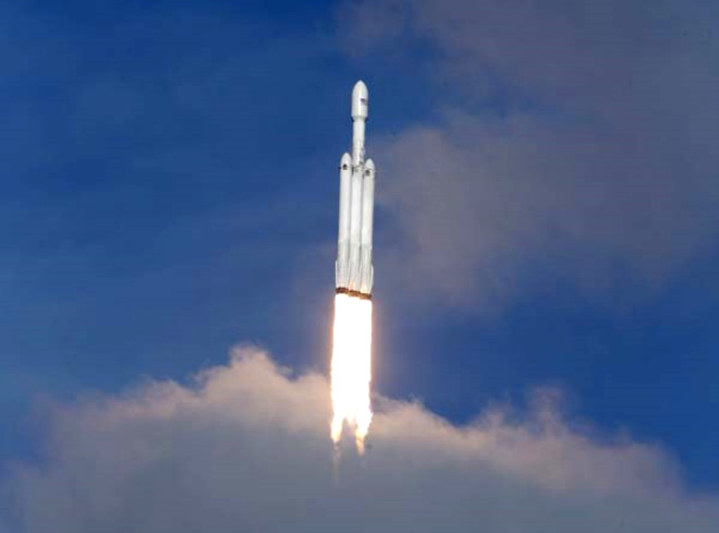 Uzmanlar, ilk defa bir hkmet yerine zel bir irket tarafndan yllarca uzaya yk tayan Falcon 9 roketinin turbo arjl versiyonunun piyasaya srlmesi ile uzay uuunda nemli bir kilometre ta konulduuna dikkat ekiyorlar.
