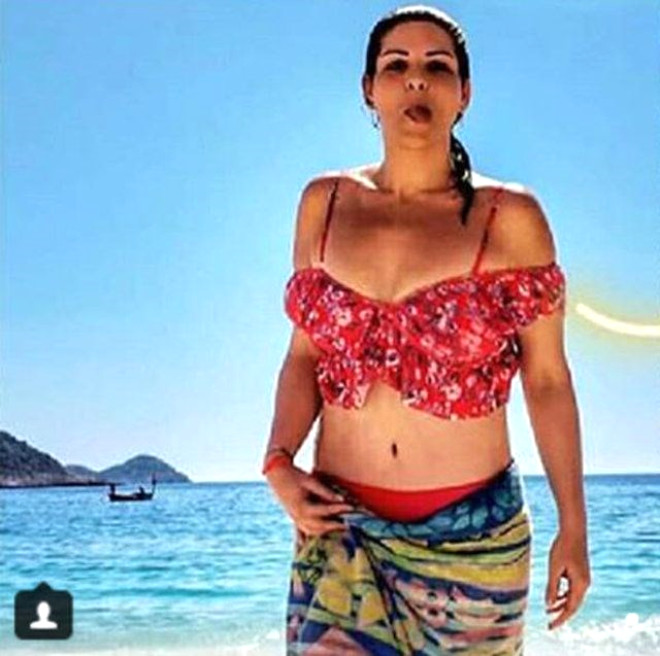 ztekin, yln ilk bikinili pozunu Instagram sayfasnda takipileri ile paylat.
