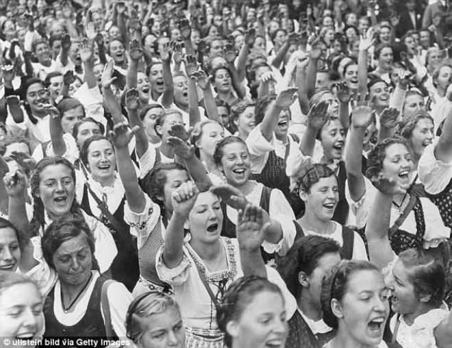 1936 Nrnberg Rallisi srasnda Hitlerin partisinin genlik organizasyonunda yalar 10