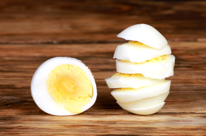 Yumurta kaynatldnda, iindeki effaf madde (albmin) beyaza dner ve katlar. Bunun nedeni, proteinlerin birbirine karmasdr.
