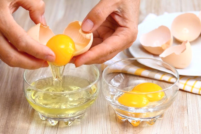 Yumurta kabuu esas olarak kalsiyum karbonattan oluur. Bunun doal rengi beyazdr. Baz kular yumurtalarn kamufle etmek veya dier yumurtalardan ayrmak iin beyaz kabuun zerini baka bir renkle kaplama yoluna gider.
