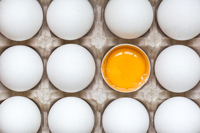 Yumurtann beyaz veya kahverengi olmasn belirleyen tavuun cinsidir. Bir zamanlar kahverengi yumurtalarn daha salkl olduuna dair yanl bir anlay domutu. Bu nedenle ticari retim yapan birok iftlikte kahverengi yumurta yumurtlayan tavuk cinsine arlk verildi.
