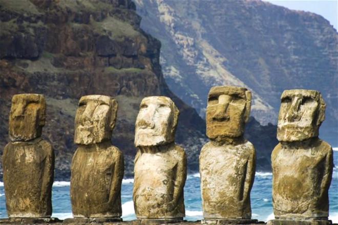 Tahitli denizcilerin Rapa Nui adn verdikleri ada, ili kylarnda 3 bin 600 km akta bulunuyor. Bu zelliiyle dnyann karaya en uzak noktas nvanna sahip. Paskalya Adas