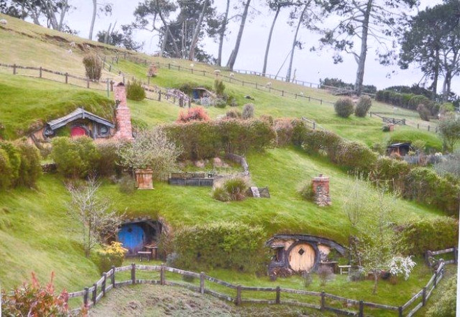 Filmlerin kahraman Hobbitlerin yaad evler kadar byk yama evleri ilgi grnce, say artrlmaya baland. Balangta 7 adet yaplan evlerin says 24