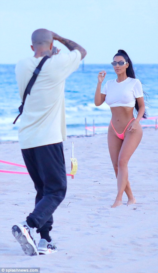 37 yandaki Kim Kardashian,bu kez beyaz tiortu ve g-string bikinisiyle plajdayd.