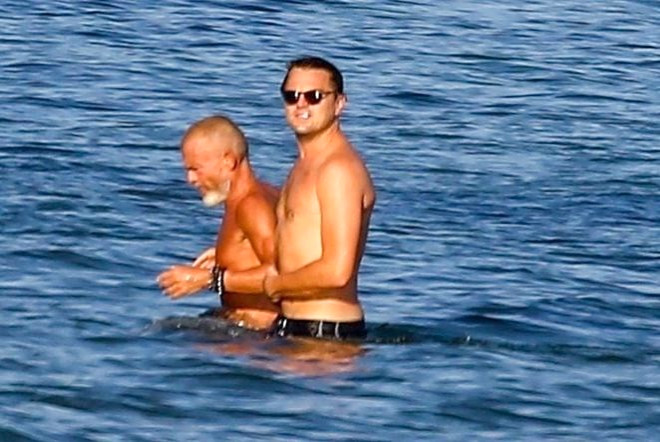 Okyanusa giren DiCaprio, kameralar grnce elleriyle gbeini kapatt.