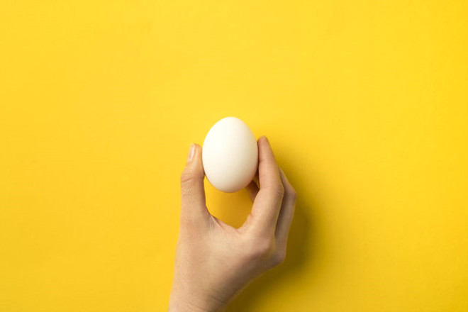zellikle byme ve gelimede ok nemli rol oynayan proteinli besinleri almasna dikkat edin. rnein nemli bir protein kayna olan yumurta ocuun zihnini aarak derslerinde daha baarl olmasn salyor. Yumurta ayn zamanda byme ve gelimede olduka etkin olan demir asndan da ok zengin bir besin. Bu nedenle, alerjisi yoksa ocuunuzun her gn veya gn ar 1 adet yumurta yemesini salayn.Kalsiyum kemik ve dilerin yeterince gl olmas, kemiklerin uzamas, kas ve sinir sisteminin gelimesi iin ok nemli. Bunun yan sra gl bir baklk sistemi iin de ayr bir nem tayor. Bu nedenle ocuunuzun her gn kalsiyumdan zengin olan st ve st rnlerini tketmesi ok nemli. rnein, gnde 1 su barda st + 1 kase yourt+ 1 dilim peynir yeterli kalsiyum almasn salayacaktr.