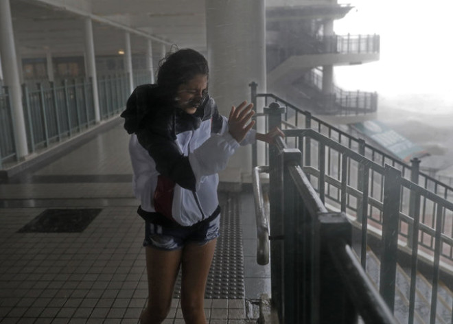 Saatte 165 kilometre hzla esen frtnalar tetikleyen tayfun nedeniyle Makau