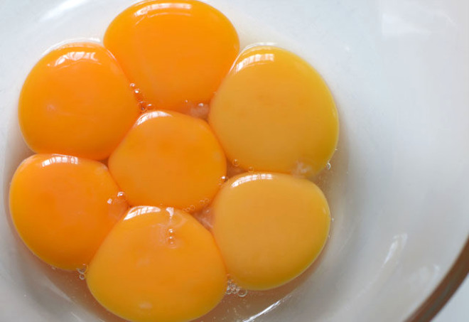 Bu grdnz fotorafta 3 farkl yumurta sars gryorsunuz, Bu renkler arasnda turuncu olan;