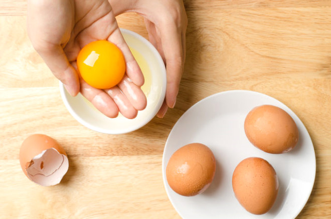 Evinizde sizde yumurtay krdnzda turuncu bir yumurta sars gryorsanz gayet salkl bir tavuktan yumurta almsnz. Bu yumurta serbest gezen, doal iftlikte byyen ve organik beslenen tavua aittir. Serbest gezen tavuklar gn  grrler, karanlk ortamda bymezler. Doal ortamda yetitikleri iin yumurtalarnn besin deeri de son derece yksektir. Afiyetle tketebilirsiniz.
