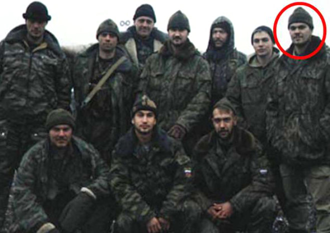 Fotoraflarda Rusya tarafndan turist olduu iddia edilen ismin orduda grev ald grlyor.