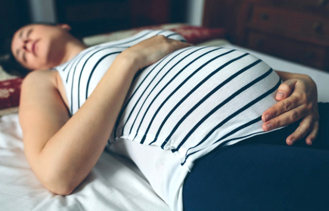 Srtst uyumann salk sorunlarna neden olduunu ve bebei olumsuz etkilediini belirten bir bilimsel kant yoktur. Hamileliin ilk ve ikinci  aylk dneminde, doktorunuz aksini sylemedii srece srtst uyumak olduka gvenlidir.