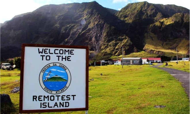 Sadece 300 kiinin yaad bir ada olan Tristan da Cunha, en yakn yerleim yerine 2800 kilometre uzaklkta olmasndan dolay dnyada ulalmas en zor yer olarak kabul gryor.