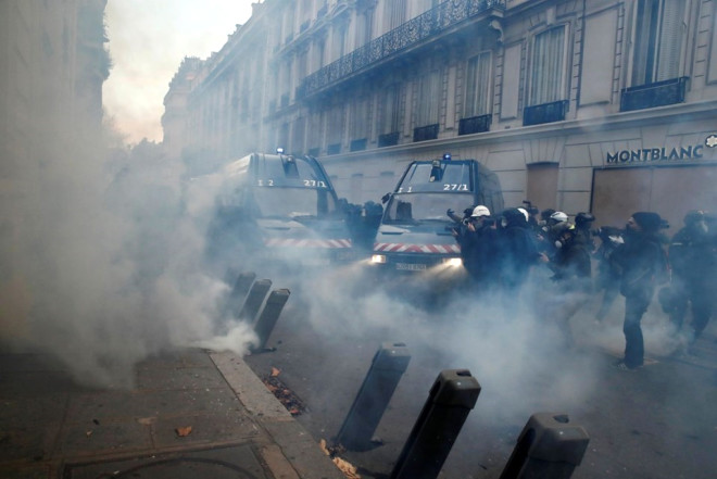 Zaman zaman polis ile eylemciler arasnda gerginlik yaanyor ve polis, "sar yeleklilere" biber gazyla mdahale ediyor.