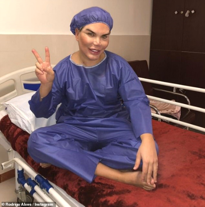 Hastanedeki anlarn, kendi Instagram hesab zerinden takipileriyle paylaan Alves, geirdii operasyonlara ramen olduka mutlu grnyordu.