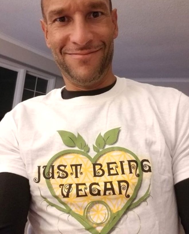 46 yandaki fitness eitmeni John Moniz-DePass, sebzelerin yenilirken ac ektiini dnen bir akm olan 