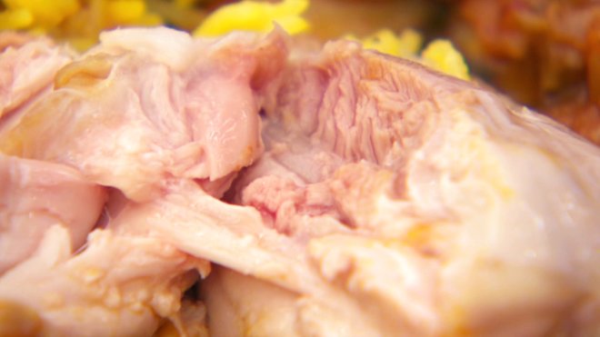 Az pimi tavuk, zehirlenmeden, lme kadar sebep olabilir. Tavuktaki bakterilerin lmesi iin en az 64 derece scaklk gereklidir. Ancak gvenlik amac ile piirme scakl 75 derece olmaldr. Bu scaklkta sadece 3 dakika piirme, tavuktaki Salmonella bakterilerin %99