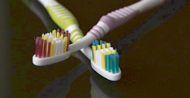 Diş fırçalarını "klozetten uzak tutayım da bakteriler bulaşmasın" diye dolaba kaldırıyorsanız büyük hata yapıyorsunuz. Çünkü karanlıkta bakteriler daha çabuk ürüyor. Bu yüzden diş fırçanızı dışarıda bırakmak daha hijyenik, ama tuvalet kapağını kapattığınıza emin olun.