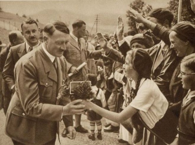 Hitler ve Yahudi bir aileden gelen Rosa Bernile Nieau adl kk kzn doum gn ayn gnd.