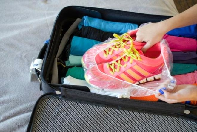 Seyahate kanlarn en byk sorunlarndan biri de, taban kirli ayakkablar nereye koyacan bilememektir. Bir adet du bonesini, yannza alacanz ayakkabnn altna geirirseniz, ayakkablarnz bavulunuza kolaylkla yerletirebilirsiniz.