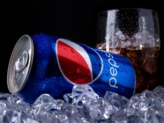 Adn, ngilizce dispepsi, yani hazmszlk kelimesinden alan Pepsi, hazmszla iyi geldii fikrinden yola klarak, markann yaratcs Caleb Davis Bradham tarafndan tasarland. Bradham