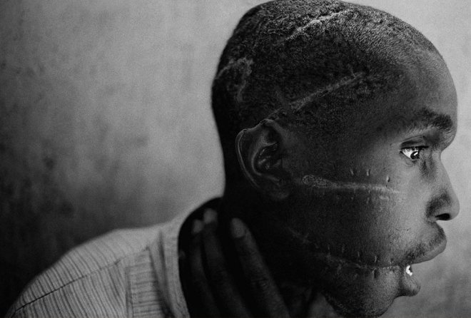 Tutsi isyanclarla grt iin askerler tarafndan ikence gren bir adam. Fotoraf: James Nachtwey, ABD 