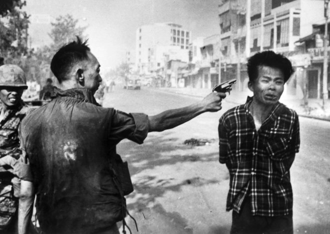 Gney Vietnam polis efi Nguyen Ngoc Loan gen bir pheliyi vurmadan bir ka saniye nce. Fotoraf: Eddie Adams, ABD / 1 ubat 1968