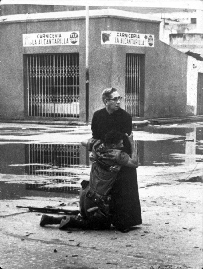 Bir keskin nianc tarafndan vurulan asker son nefesinde bir papaza sarlyor. Fotoraf: Hctor Rondn Lovera, Venezuela / 1962